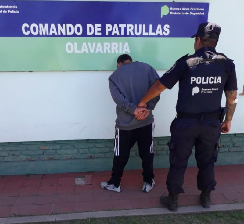 Agredi a su abuela, le peg a un polica y forceje con otro